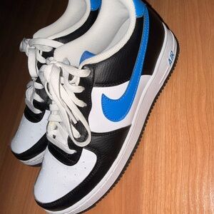 Nike Low-Top Sneakers in White, Black & Blue